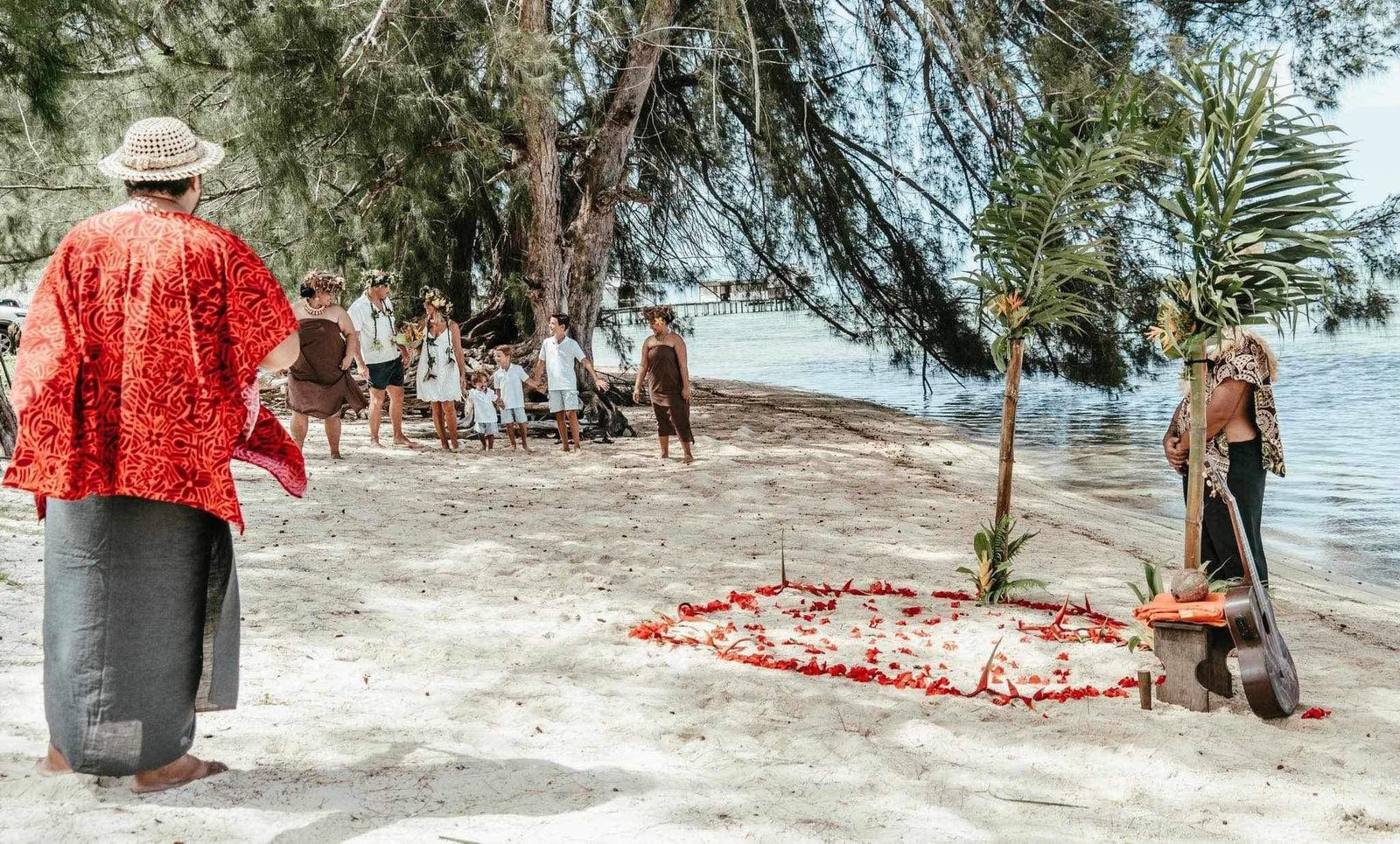 Procession sur la plage avec cœur de pétales